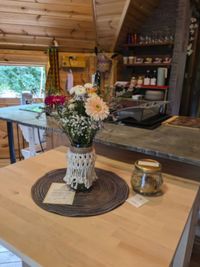 Petite touche fleurie à l'intérieur des hébergements.